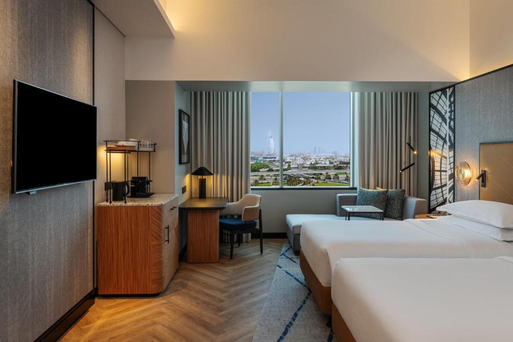 Grand Deluxe Twin Room, Skyline View - Image 2