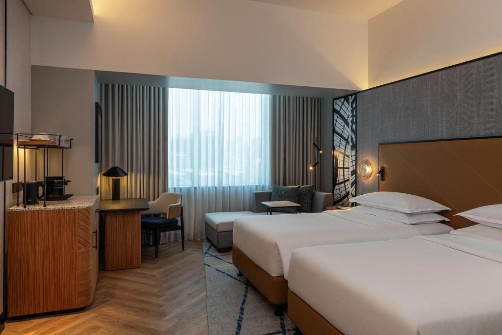 Grand Deluxe Twin Room, Skyline View - Image 3