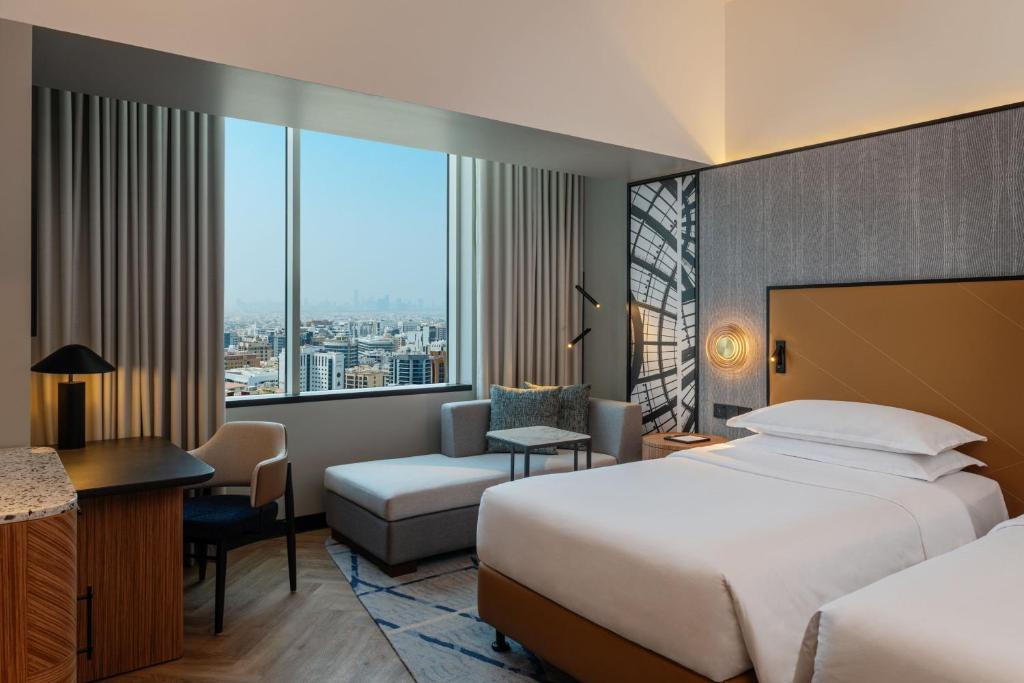 Grand Deluxe Twin Room, Skyline View - Image 4