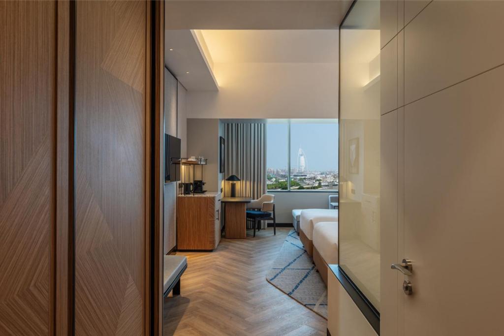 Grand Deluxe Twin Room, Skyline View - Image 5