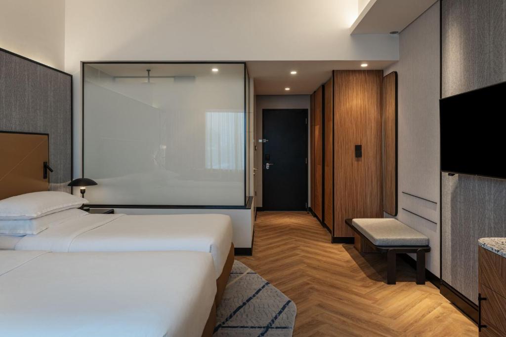 Grand Deluxe Twin Room, Skyline View - Image 6