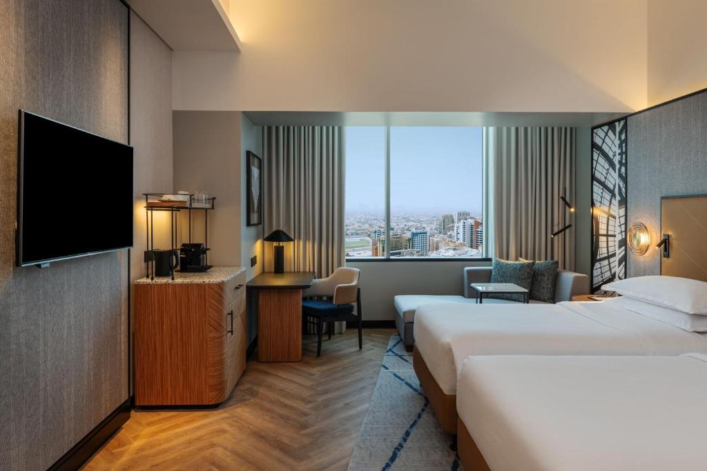 Grand Deluxe Twin Room, Skyline View - Image 7