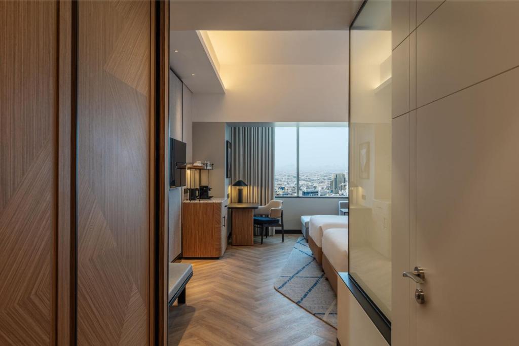 Grand Deluxe Twin Room, Skyline View - Image 8