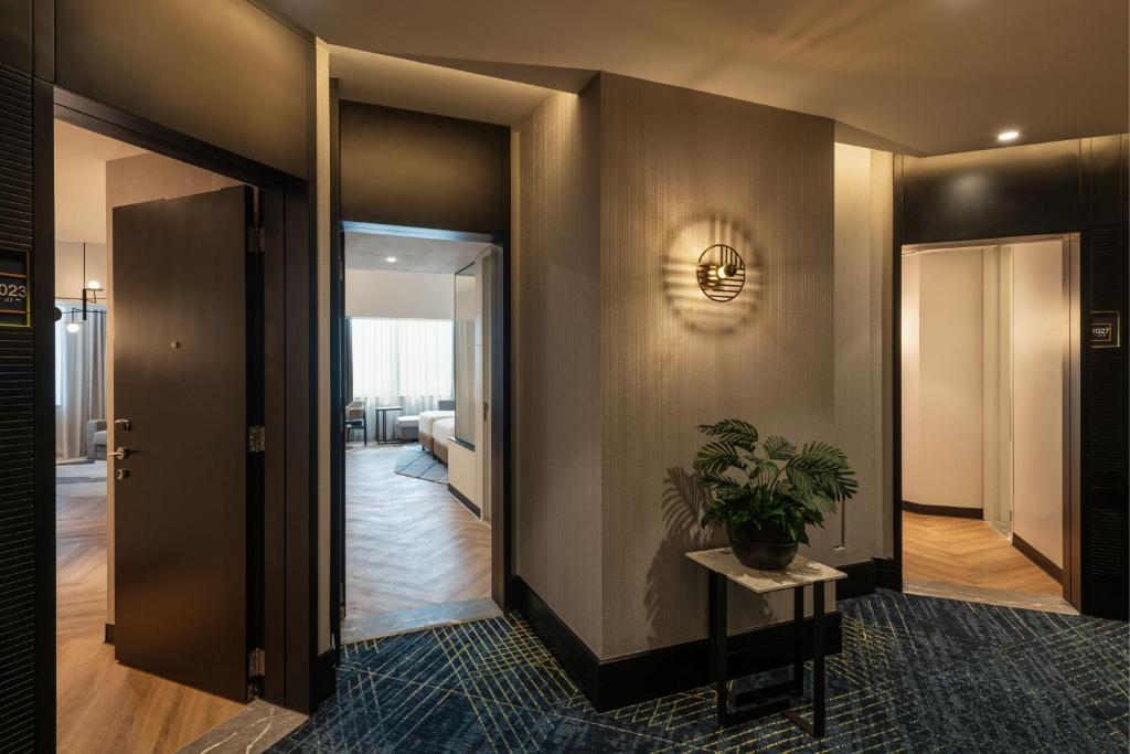 Three Bedroom Family Suite - Image 2