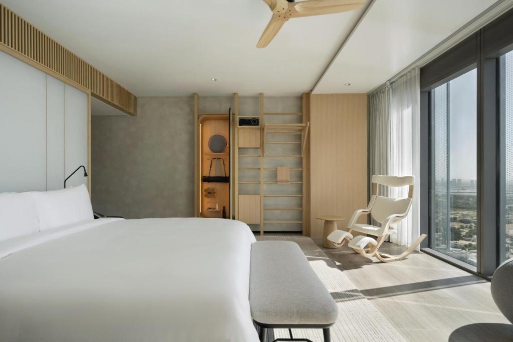 SIRO Plus - King Burj Khalifa View, complimentary fitness class and nutrition consultation - Image 4