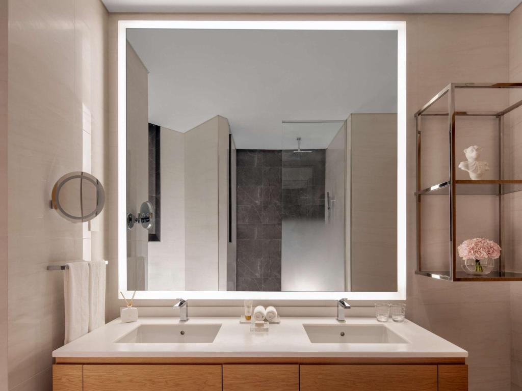 Cloud Living One-Bedroom Apartment with Balcony - Image 1