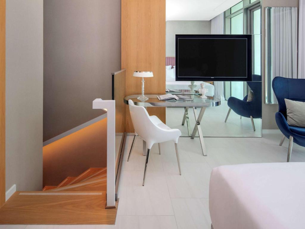 Cloud Living One-Bedroom Apartment with Balcony - Image 3