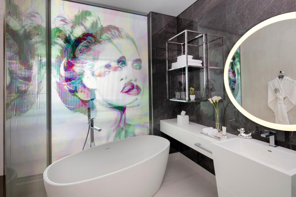 Signature King Room with Burj Khalifa View - Image 4