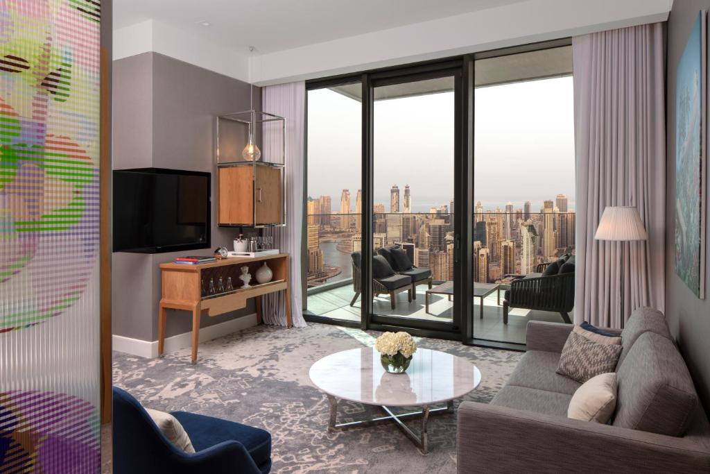 Sky Premium King with Balcony - Image 4