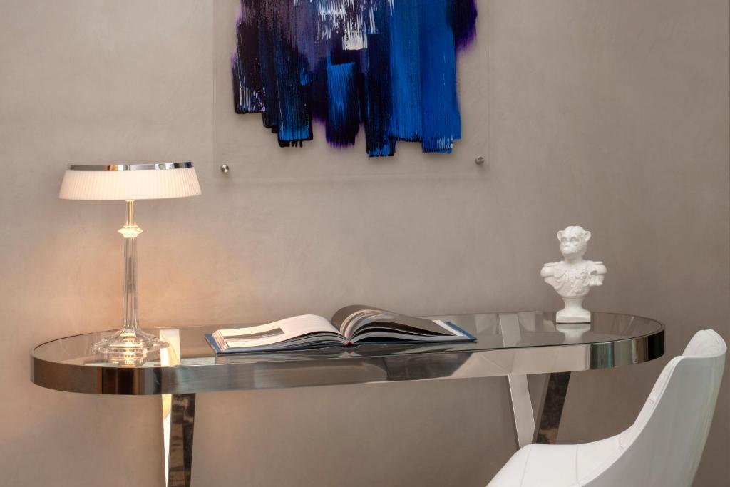 Urban Living King Studio with Balcony - Image 4