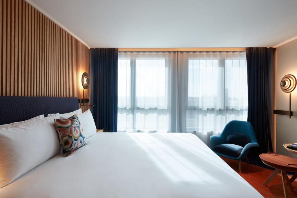Iconic Paris Skyline room - River Seine and Eiffel Tower view - Image 4