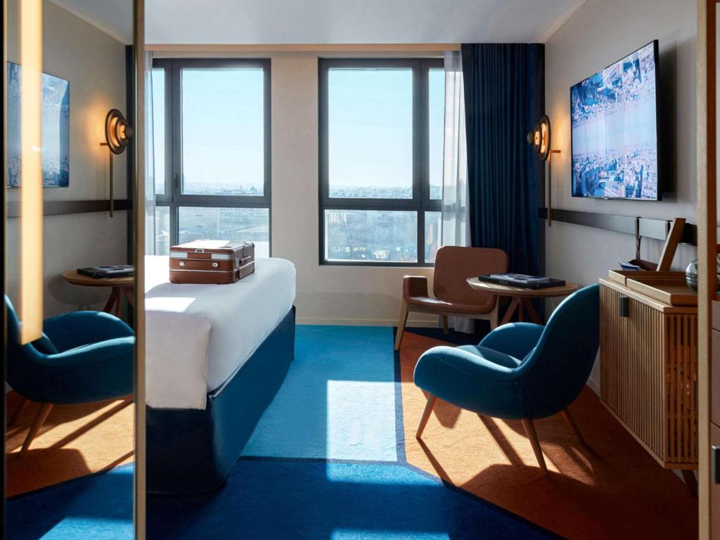 Iconic Paris Skyline room - River Seine and Eiffel Tower view - Image 5