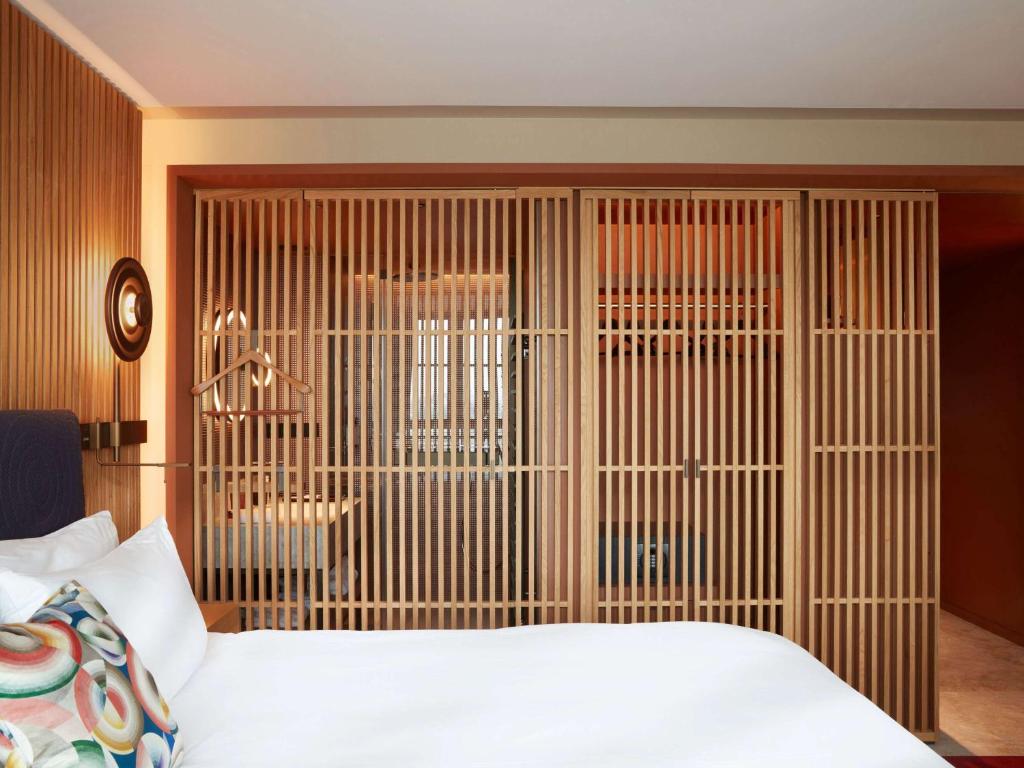 Iconic Paris Skyline room - River Seine and Eiffel Tower view - Image 7