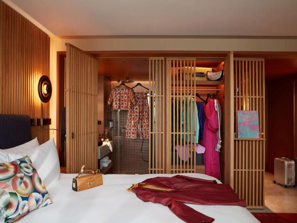 Iconic Paris Skyline room - River Seine and Eiffel Tower view - Image 8