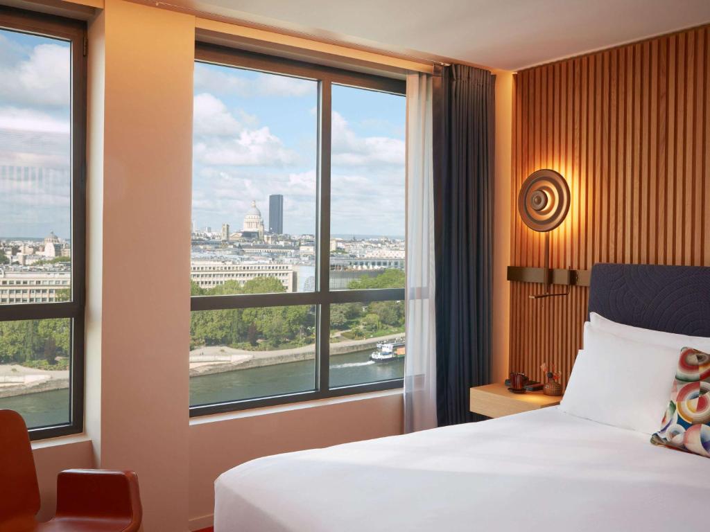 Iconic Paris Skyline room - River Seine and Eiffel Tower view - Image 9