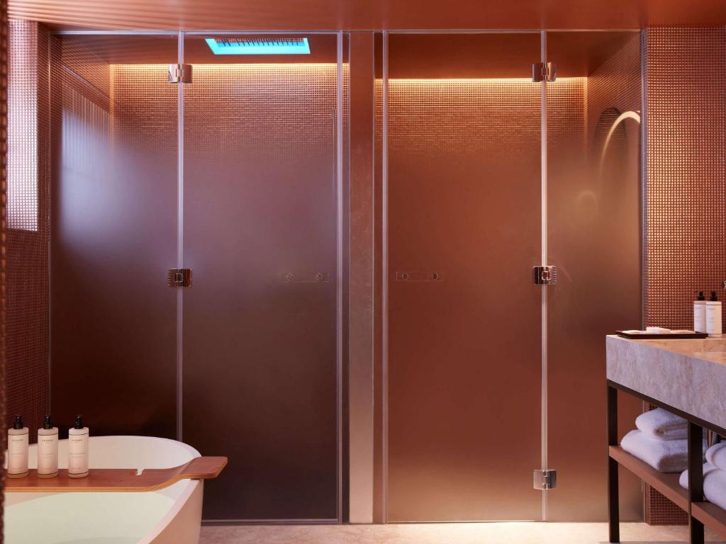 SO Paris Presidential Suite - Balcony and panoramic view - Image 10