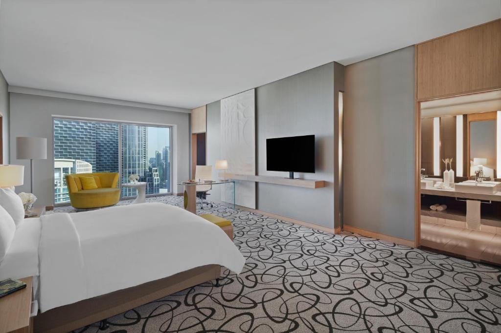 Luxury King Room Burj Khalifa View - Image 4