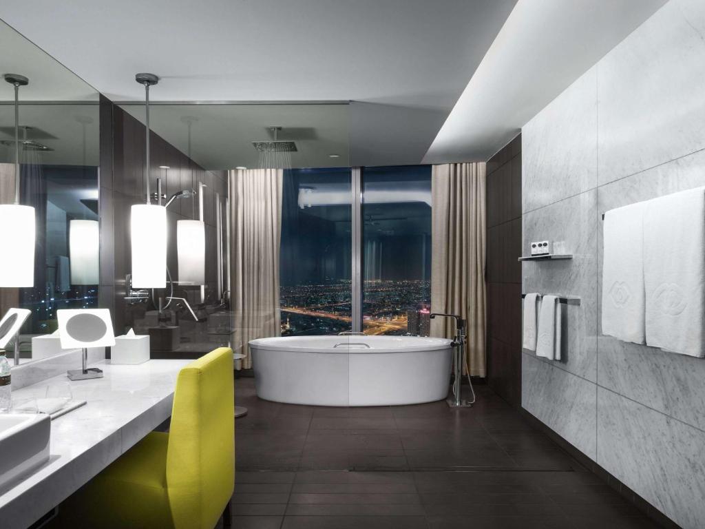 Luxury King Room with Club Access and Burj Khalifa View - Image 10
