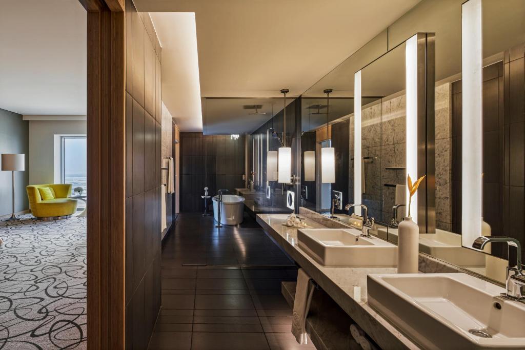 Luxury King Room with Club Access and Burj Khalifa View - Image 5