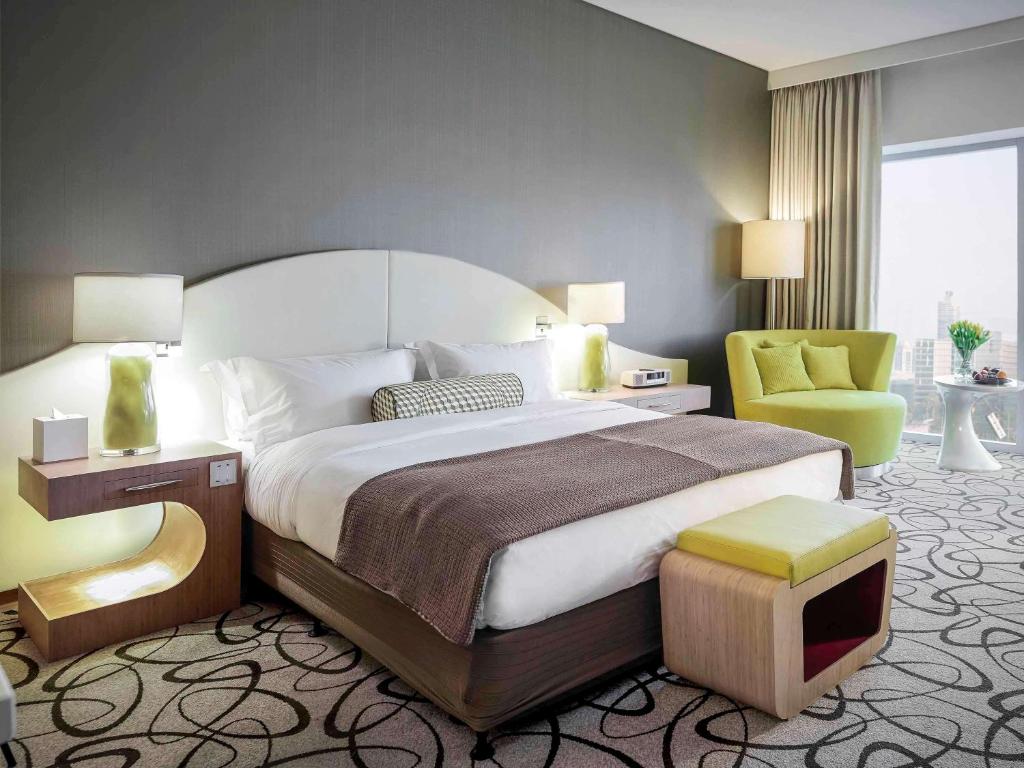 Luxury King Room with Club Access and Burj Khalifa View - Image 6