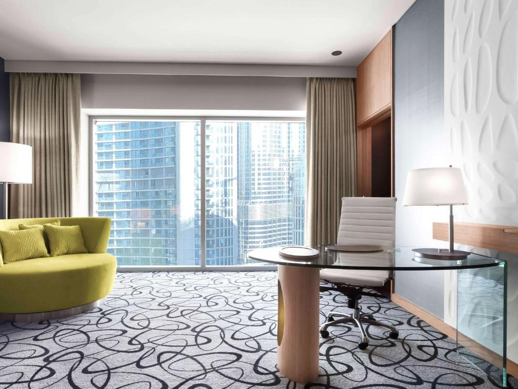 Luxury King Room with Club Access and Burj Khalifa View - Image 7
