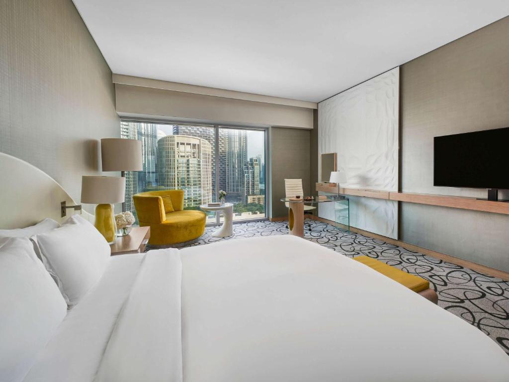 Luxury King Room with Club Access and Burj Khalifa View - Image 8