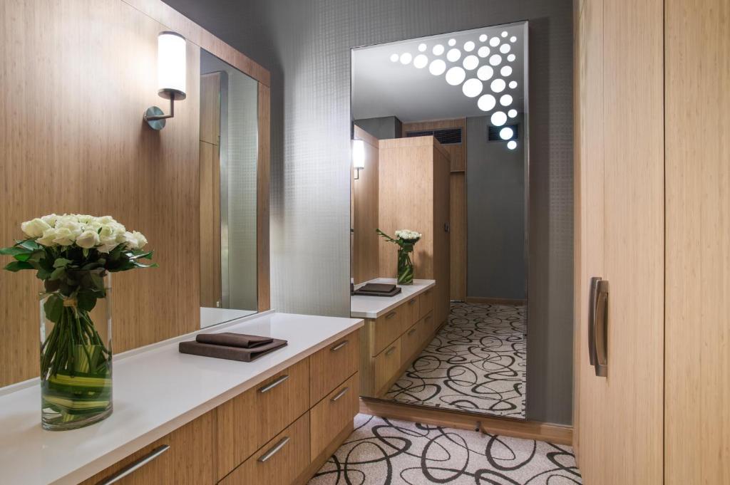 Luxury King Room with Club Access - Image 1