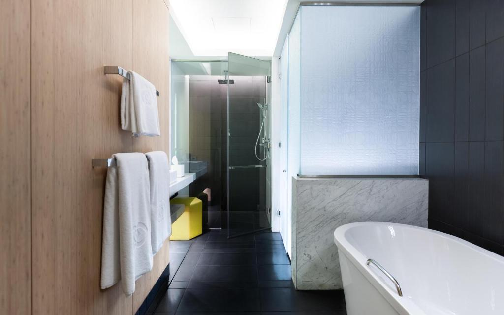 Luxury King Room with Club Access - Image 2
