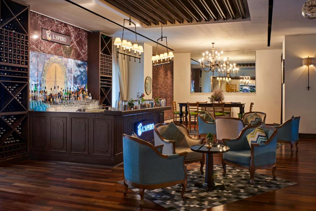 Luxury King Room with Club Access - Image 4