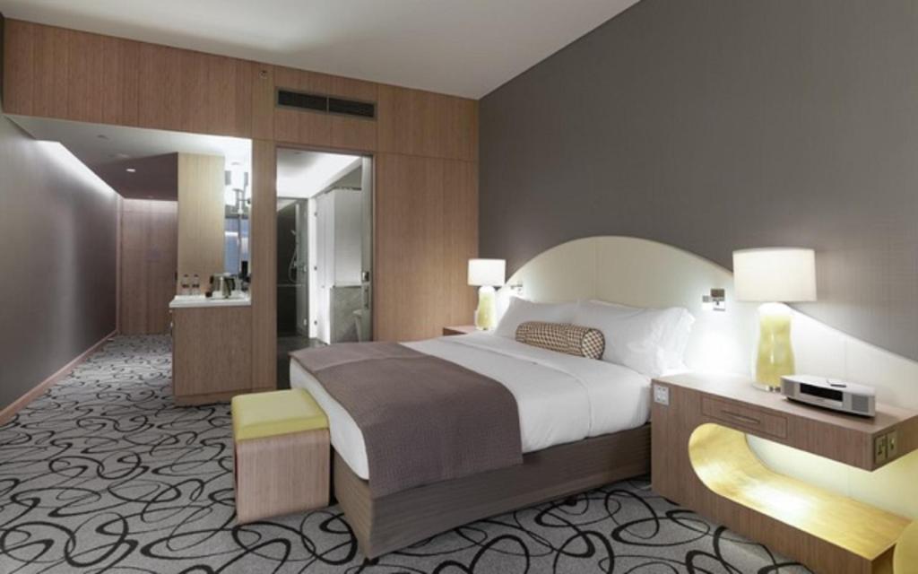 Luxury Room with King Bed and Coastline View - Image 5