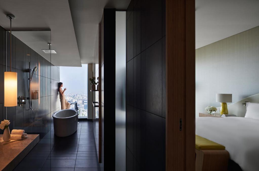 Luxury Room with King Bed and Coastline View - Image 7