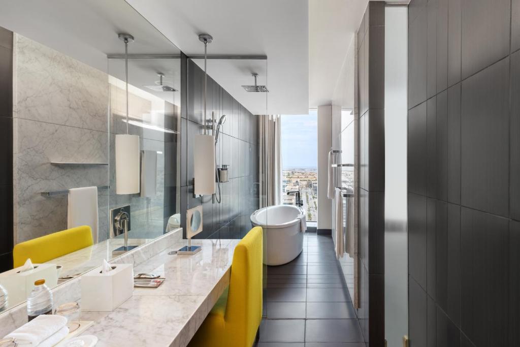 Luxury Twin Room with Club Access and Burj Khalifa View - Image 1