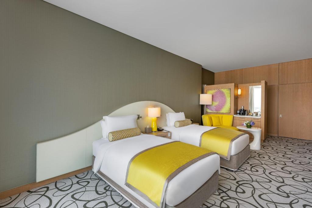 Luxury Twin Room with Club Access and Burj Khalifa View - Image 2