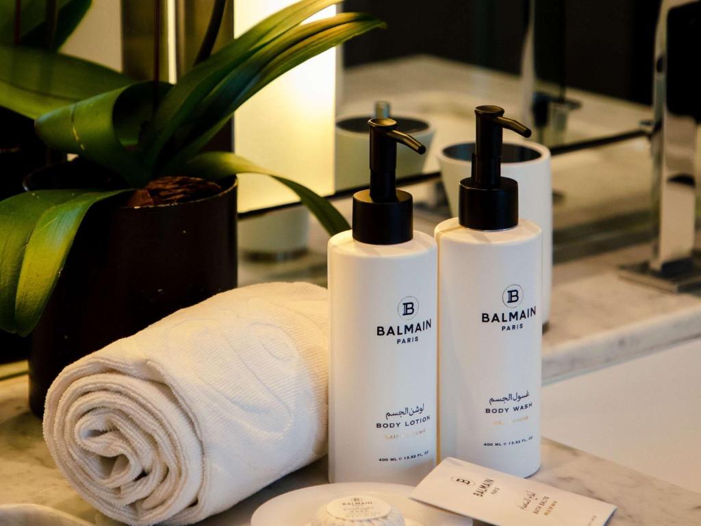 Luxury Twin Room with Club Access and Burj Khalifa View - Image 7