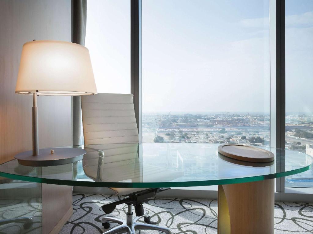 Luxury Twin Room with Club Access and Burj Khalifa View - Image 8