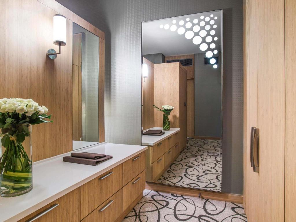 Luxury Twin Room with Club Access and Burj Khalifa View - Image 9