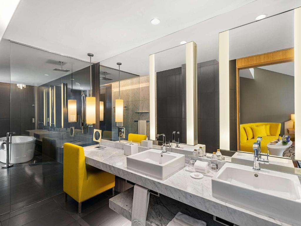 Luxury Twin Room - Image 6