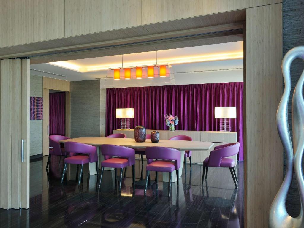Royal King Suite with View and Club Access - Image 10