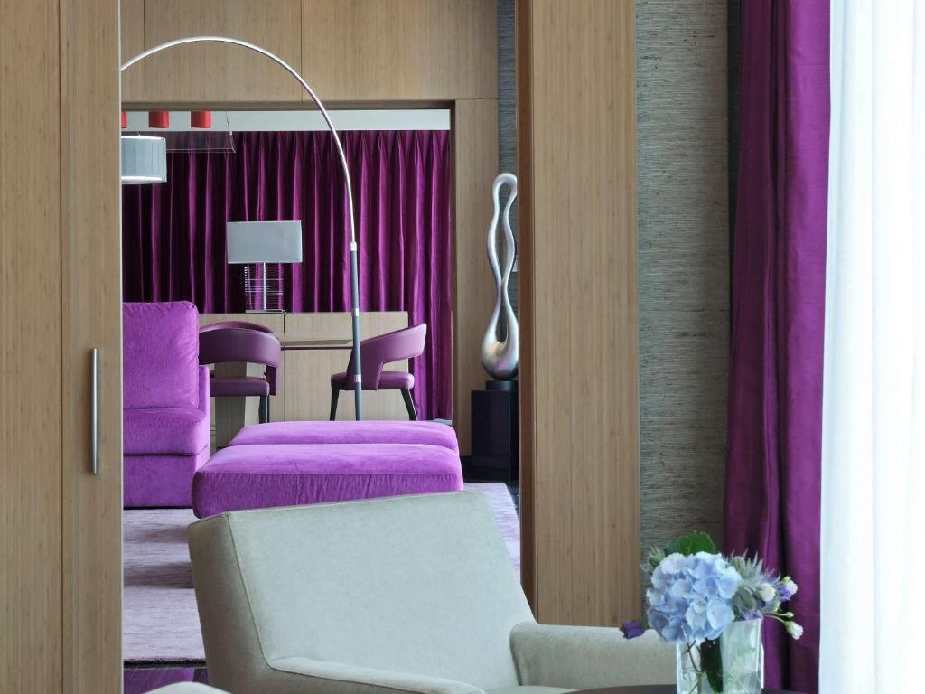 Royal King Suite with View and Club Access - Image 11