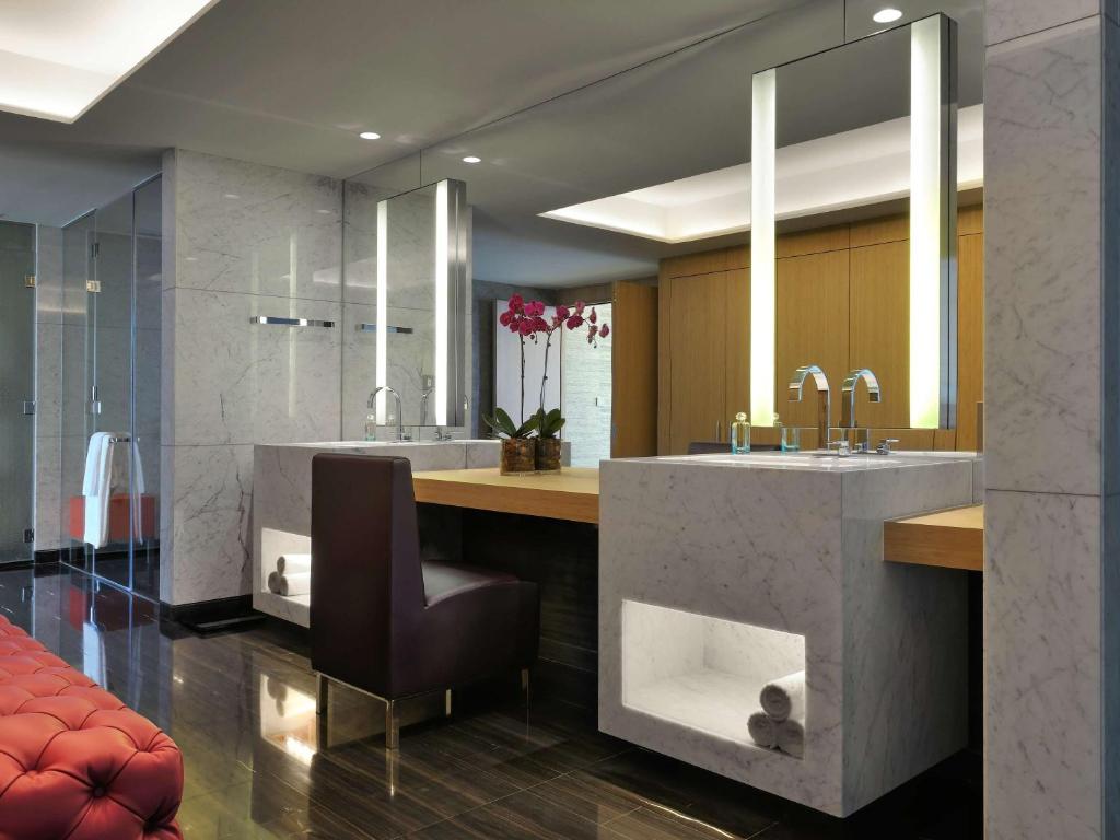 Royal King Suite with View and Club Access - Image 13