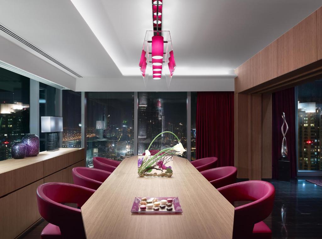 Royal King Suite with View and Club Access - Image 5