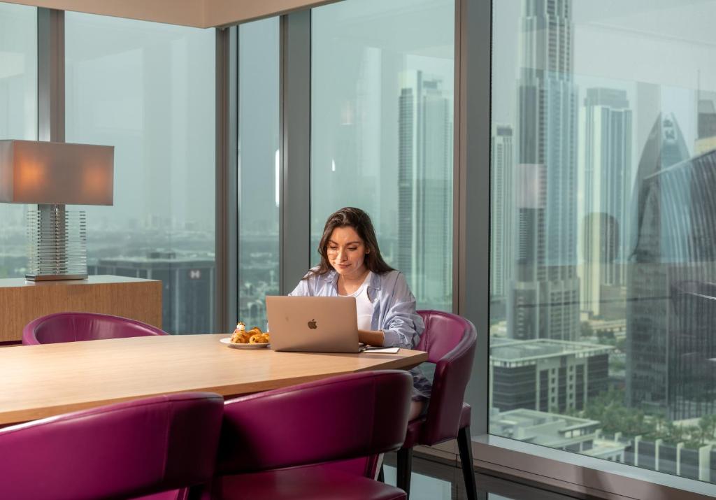 Royal King Suite with View and Club Access - Image 6