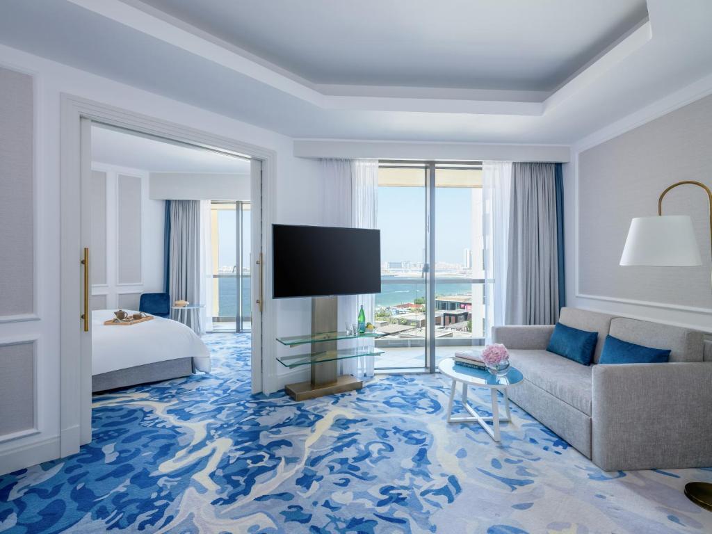 Junior King Suite with Partial Sea View - Club Access - Image 5