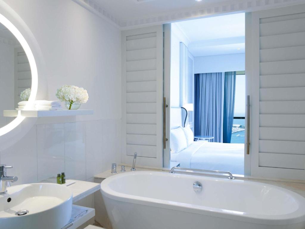 Junior King Suite with Partial Sea View - Club Access - Image 6