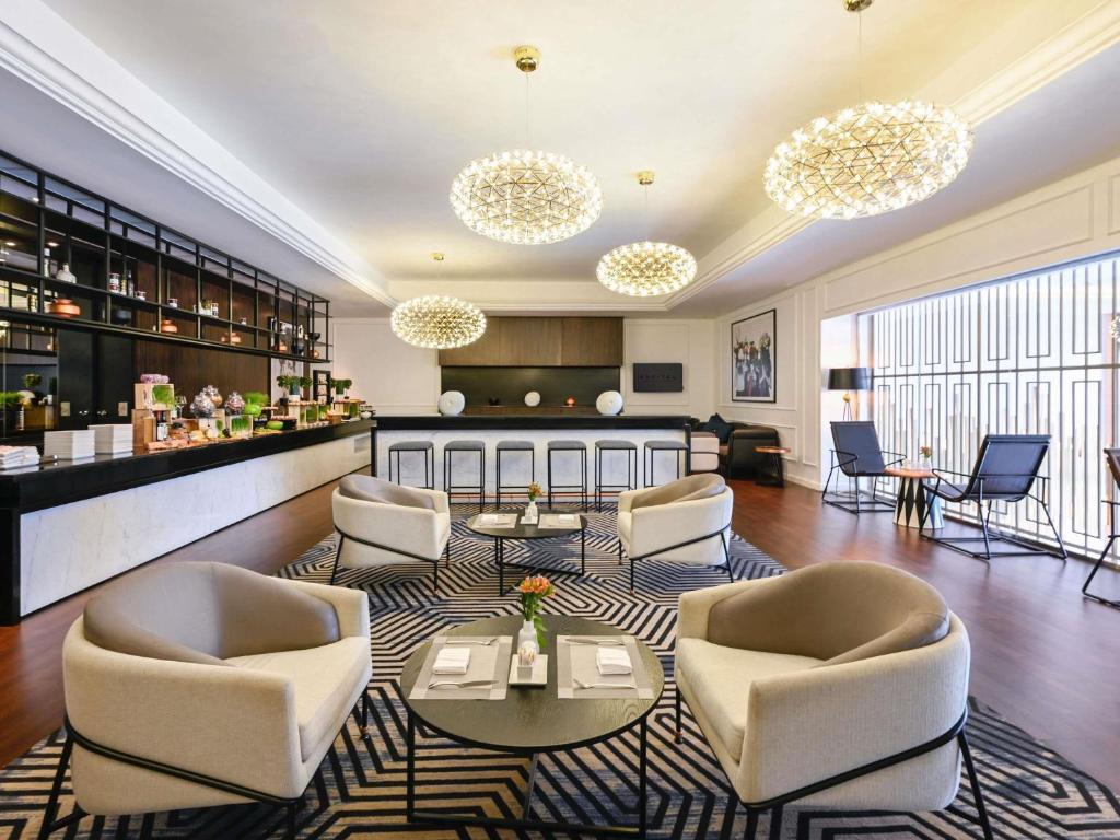 Junior King Suite with Partial Sea View - Club Access - Image 7