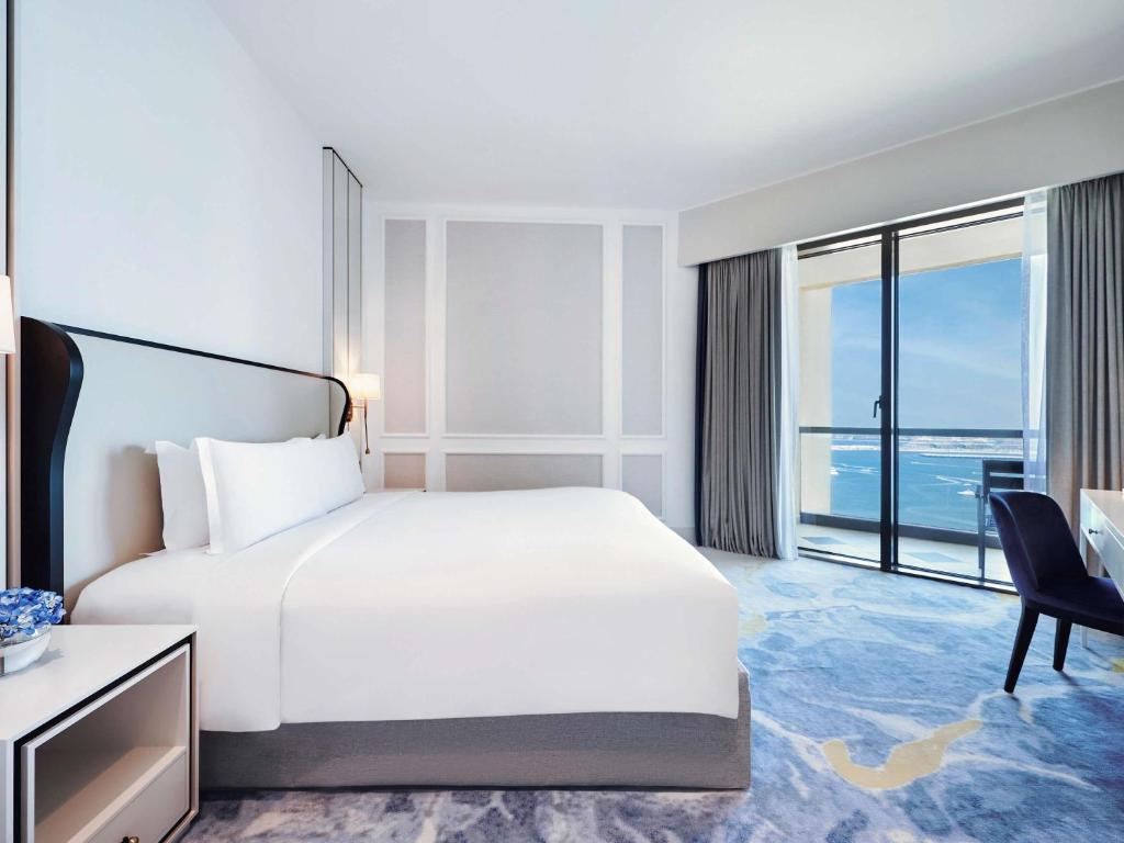Junior King Suite with Partial Sea View - Club Access - Image 8