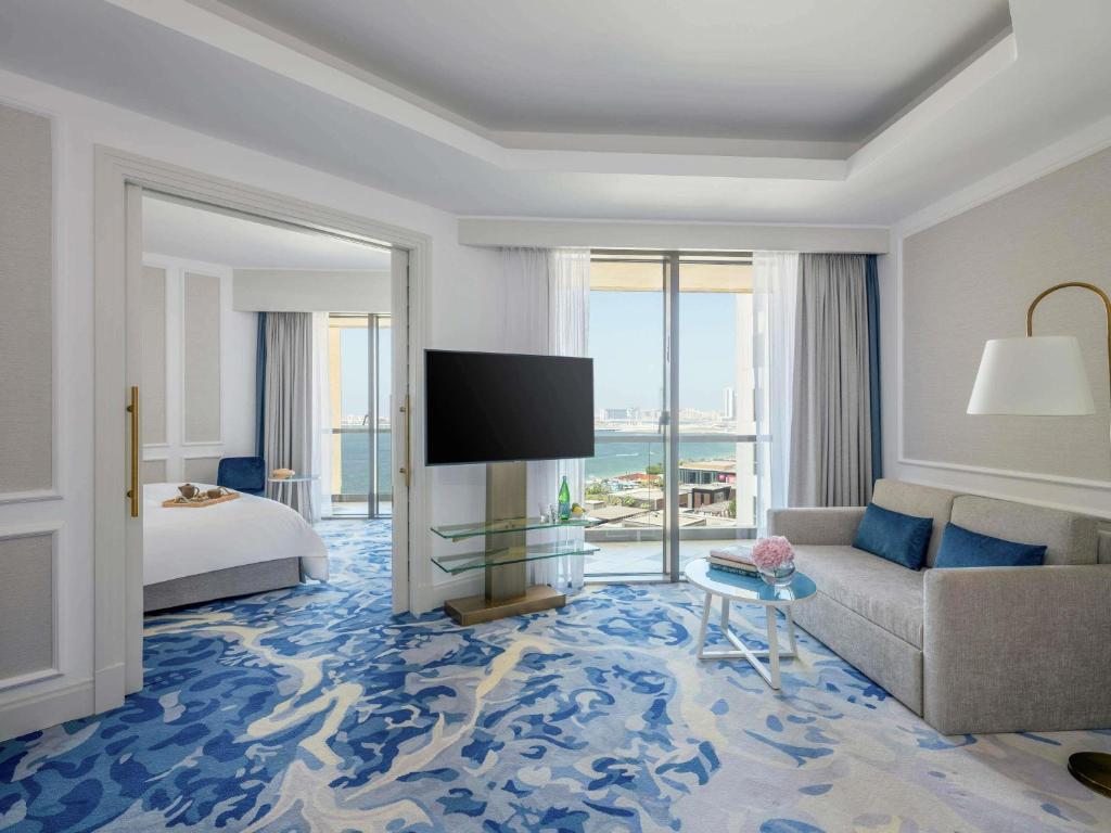 Junior King Suite with Partial Sea View - Club Access - Image 9