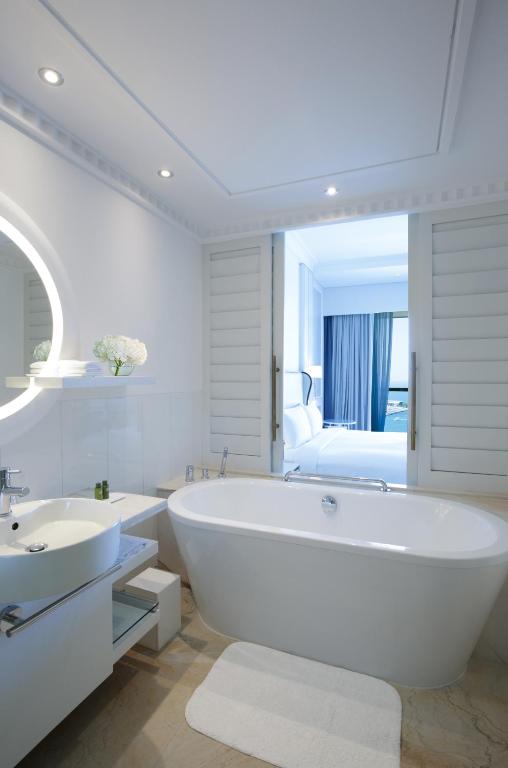 Luxury King Club Room with Partial Sea View - Club Access - Image 1