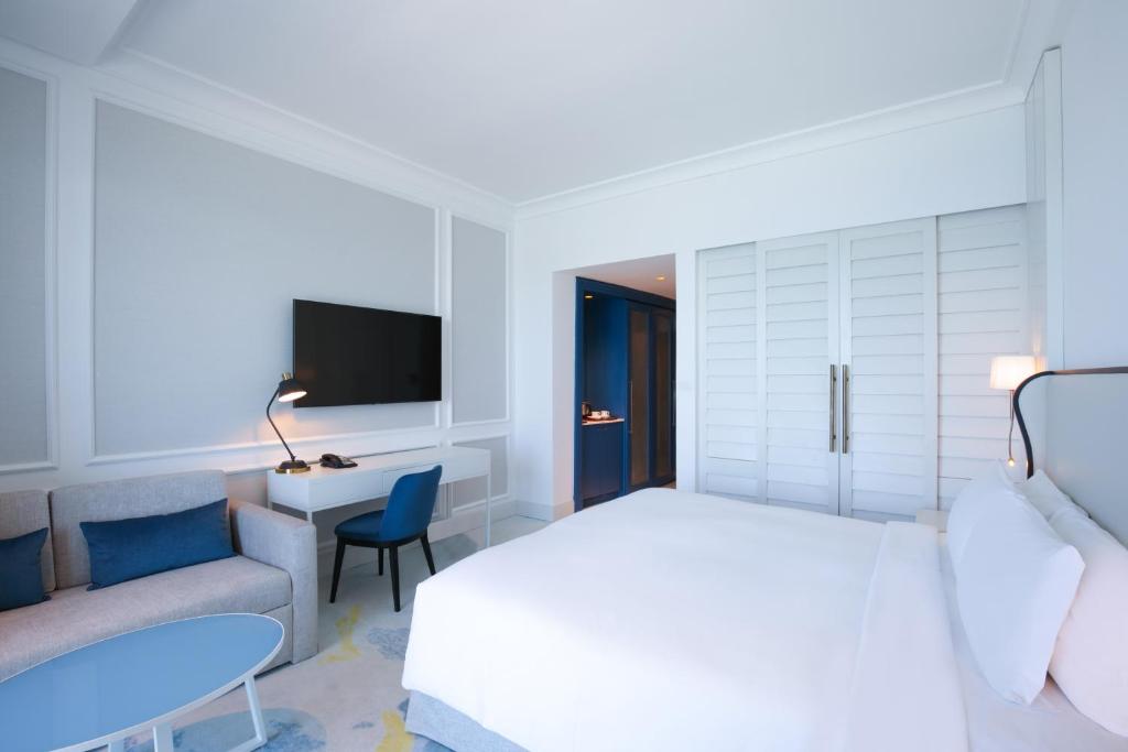 Luxury King Club Room with Partial Sea View - Club Access - Image 2