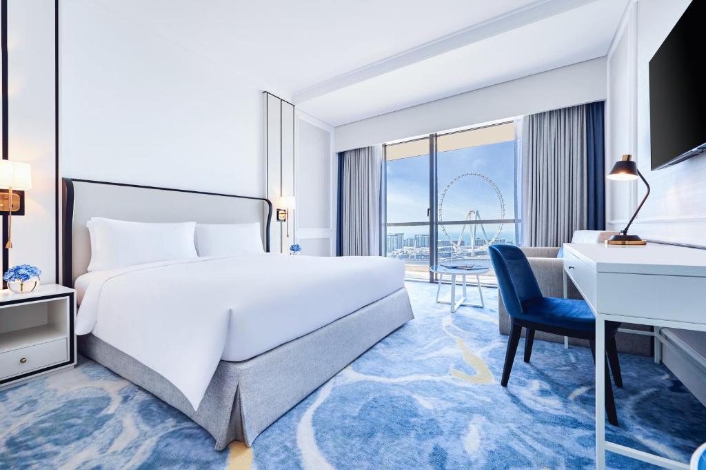 Luxury King Club Room with Partial Sea View - Club Access - Image 4